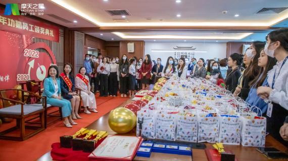 “ 感恩有你 · 一路相伴 ”多多2810年功勋员工颁奖典礼圆满举办